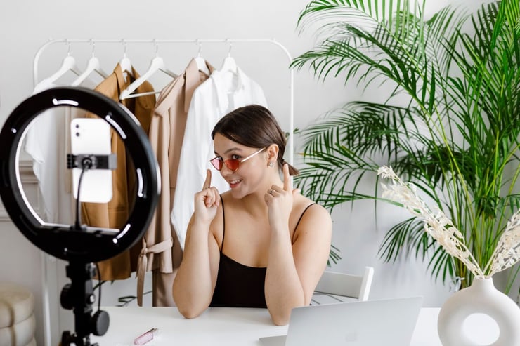 influencer conducting sunshade review